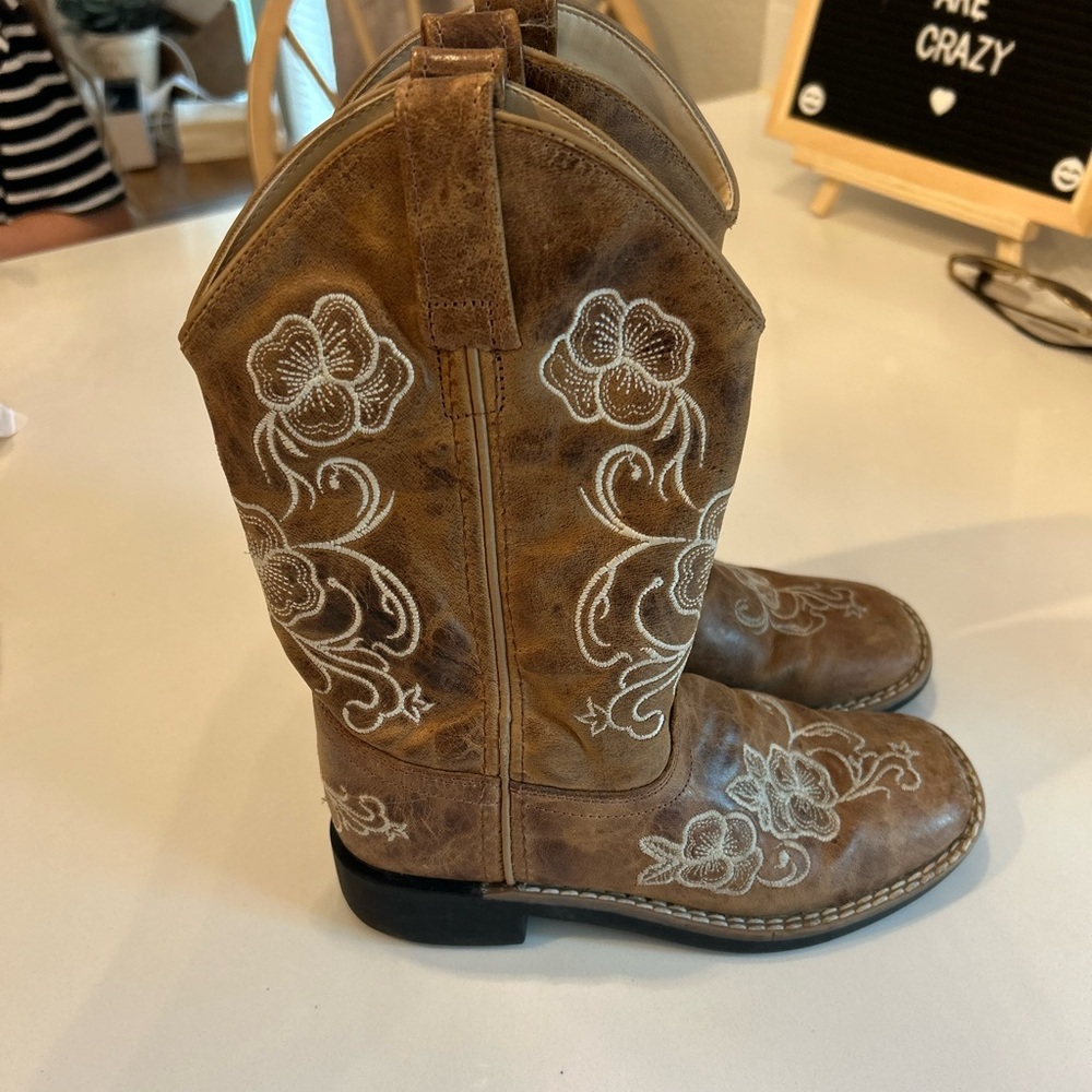 Girls cowgirl boots! Super cute